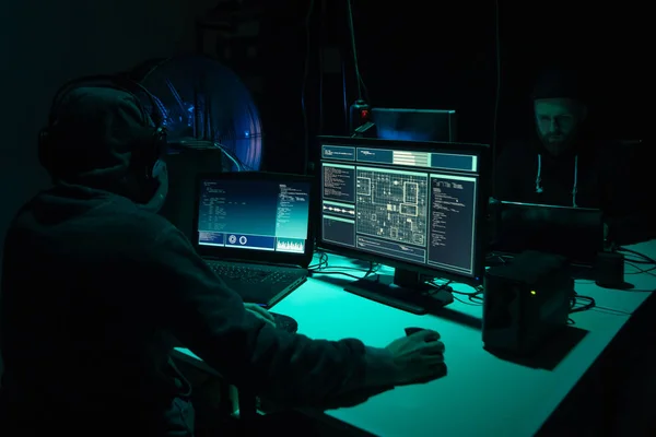 Hacker Membuat Penipuan Cryptocurrency Menggunakan Perangkat Lunak Virus Dan Antarmuka — Stok Foto
