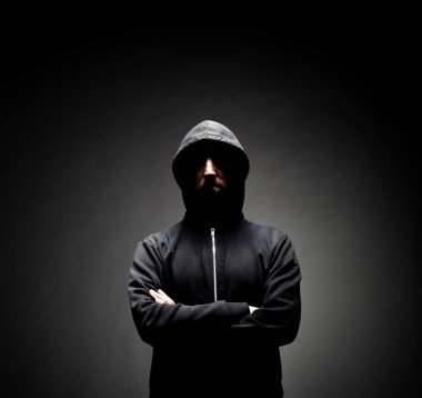 Bilgisayar korsanı hoodie portresi. Gizlenmiş karanlık yüzü. Veri hırsız, internet dolandırıcılık, darknet ve siber güvenlik kavramı.