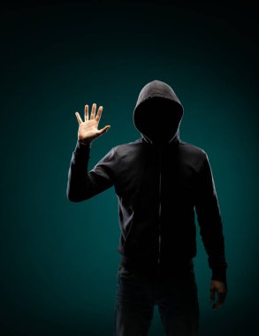 Bilgisayar korsanı hoodie portresi. Gizlenmiş karanlık yüzü. Veri hırsız, internet dolandırıcılık, darknet ve siber güvenlik kavramı.