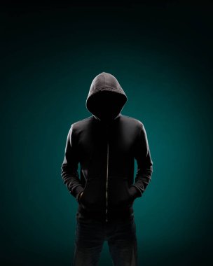 Bilgisayar korsanı hoodie portresi. Gizlenmiş karanlık yüzü. Veri hırsız, internet dolandırıcılık, darknet ve siber güvenlik kavramı.
