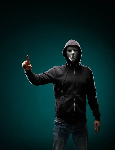 Porträt Eines Computerhackers Weißer Maske Und Kapuzenpulli Verdunkeltes Dunkles Gesicht — Stockfoto