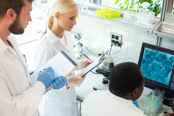 Cientista Estudantes Que Trabalham Laboratório Médico Ensinar Estagiários Fazer Análises — Fotografia de Stock