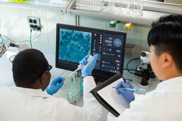 科学家和在实验室工作的学生 教授实习生进行血液分析研究 实验工具 显微镜 生物技术 细菌学 病毒学 — 图库照片