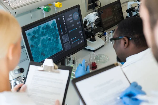 Laboratuvarda Çalışan Bilim Adamları Öğrenciler Doktor Stajyerlere Kan Analizi Yapmayı — Stok fotoğraf