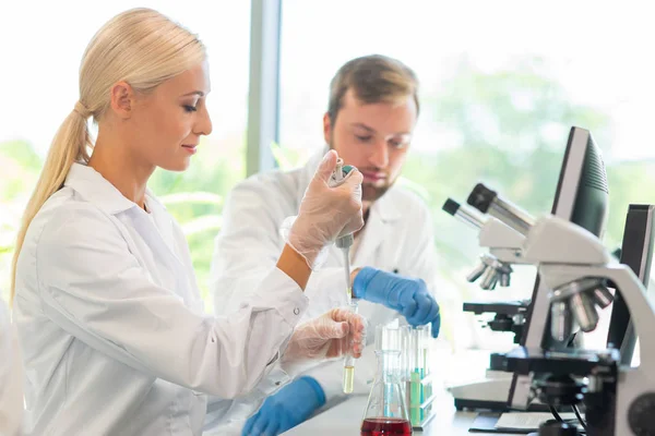 Scienziato Che Lavora Laboratorio Medici Che Fanno Ricerche Mediche Strumenti — Foto Stock