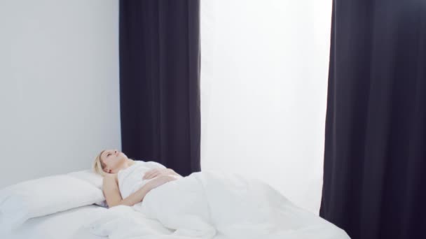 Een Jonge Vrouw Bed Mooi Blond Slapend Meisje Ochtend Slaapkamer — Stockvideo