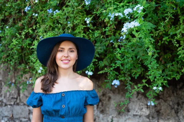 Young Beautiful Brunette Girl Dress Hat Walking Outdoor Park Nice — 스톡 사진