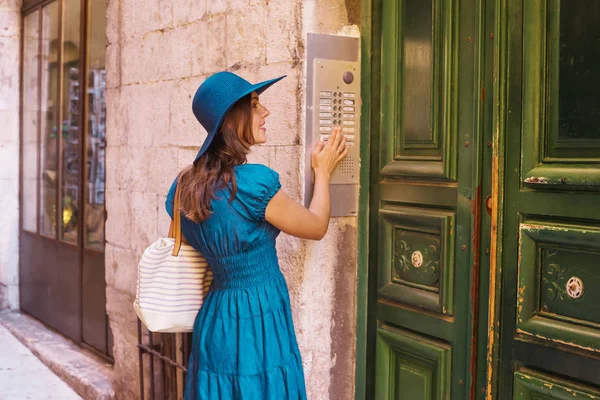 ドレスと帽子の若いと美しいブルネットの女の子が通りで屋外を歩いています いいぞフランス夏休み 旅行や観光の概念 — ストック写真