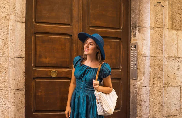 穿着衣服 头戴帽子 年轻貌美的黑发姑娘走在街上 旅行和旅游概念 — 图库照片