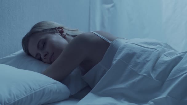 Jeune Femme Couchée Dans Lit Nuit Belle Fille Blonde Qui — Video