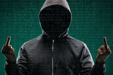 İkili kod ile dijital arka plan üzerinde tehlikeli hacker. Gizlenmiş karanlık yüz maskesi ve hood. Veri hırsız, internet saldırı, darknet dolandırıcılık, sanal gerçeklik ve siber güvenlik kavramı.
