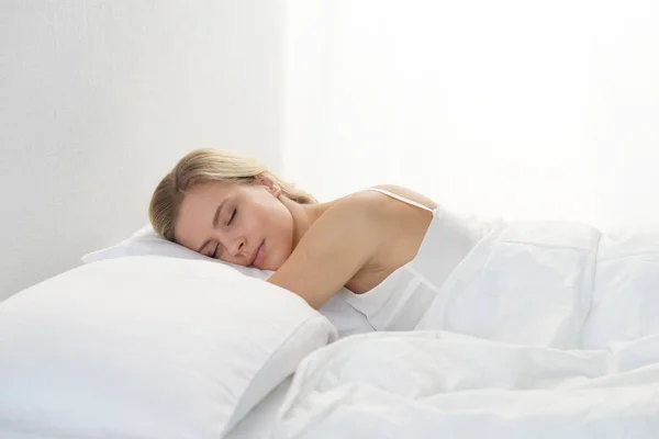 年轻的女人躺在床上 漂亮的金发睡美人早上在卧室里 白天从窗户出来 健康和休息概念 — 图库照片