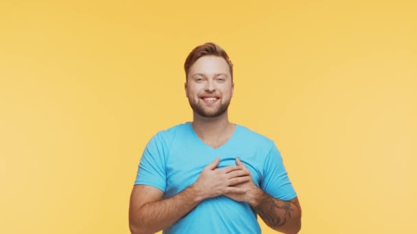 Joven Expresivo Feliz Sobre Fondo Vibrante Retrato Estudio Una Persona — Vídeos de Stock