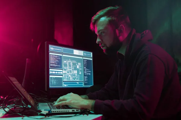 Aranan Hackerlar Virüs Fidye Yazılımını Bodrumdaki Bilgisayar Dizüstü Bilgisayarlarla Kodluyorlar — Stok fotoğraf