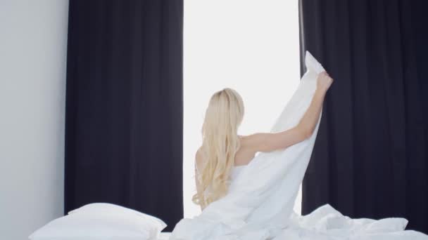 Νεαρή Γυναίκα Στο Κρεβάτι Όμορφη Ξανθιά Κοπέλα Ξυπνάει Πρωί Στην — Αρχείο Βίντεο