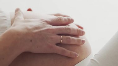 Güzel karnına dokunan hamile kadının yakın çekimi. Hamilelik, annelik ve beklenti konsepti.