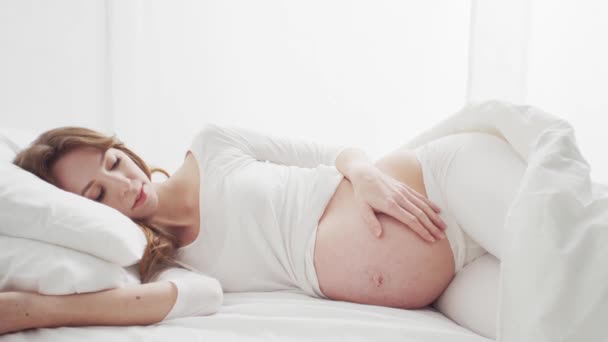 Mutlu Hamile Kadın Yatakta Uzanmış Güzel Karnına Dokunuyor Hamilelik Annelik — Stok video