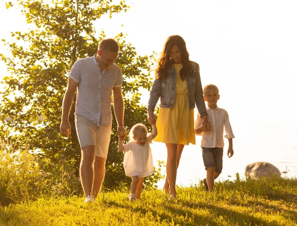 Joyeux Famille Marchant Près Mer Champ Arbres Campagne Couleurs Chaudes — Photo