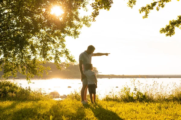 Far Leker Med Sin Son Nära Havet Varma Färger Solnedgång — Stockfoto