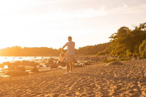 Padre Jugando Con Hijo Cerca Del Mar Colores Cálidos Del —  Fotos de Stock