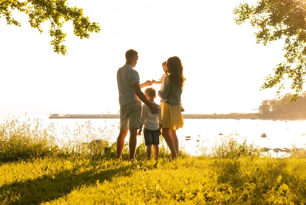 Glückliche Familie Fuß Der Nähe Des Meeres Feld Und Bäume — Stockfoto