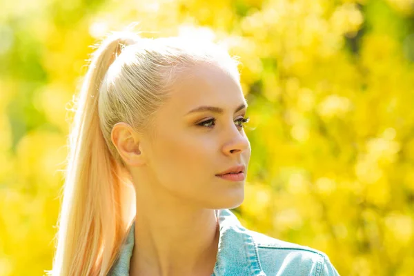 Retrato Joven Hermosa Adolescente Verano Atractiva Mujer Rubia Sobre Fondo — Foto de Stock