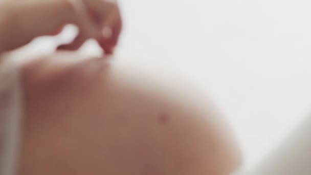 彼女の美しい腹に触れる妊娠中の女性のクローズアップ 期待の概念 — ストック動画