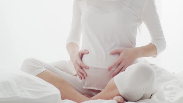 Feliz Mujer Embarazada Tocando Hermosa Barriga Sentada Cama Concepto Embarazo — Vídeos de Stock