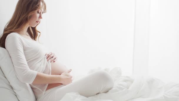 Gelukkige Zwangere Vrouw Die Haar Mooie Buik Aanraakt Zittend Bed — Stockvideo