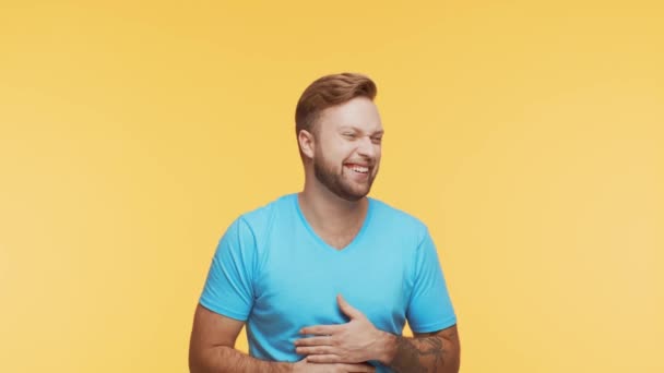 Joven Expresivo Feliz Sobre Fondo Vibrante Retrato Estudio Una Persona — Vídeos de Stock