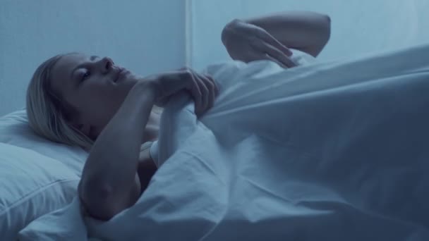 Jeune Femme Couchée Dans Lit Nuit Souffrant Insomnie Belle Fille — Video