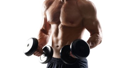 Beyaz arka plan üzerinde güçlü, zinde ve sportif vücut geliştirmeci adam. Spor ve fitness konsepti.
