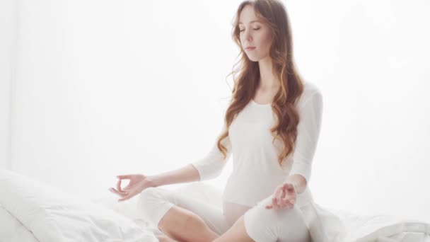 Glücklich Schwangere Frau Meditiert Bett Schwangerschaft Mutterschaft Und Erwartungskonzept — Stockvideo