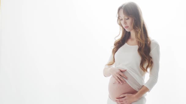 Joyeux Femme Enceinte Touchant Son Beau Ventre Debout Près Fenêtre — Video