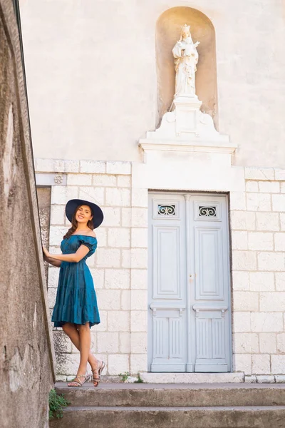 Joven Hermosa Chica Morena Vestido Sombrero Caminando Aire Libre Casco — Foto de Stock