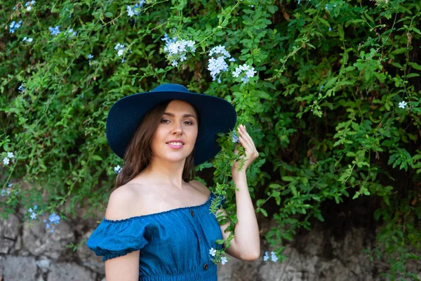 Молодая Красивая Брюнетка Платье Шляпе Гуляет Парку Мило Франция Летние — стоковое фото