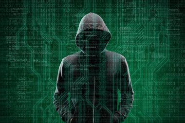 İkili kod ile dijital arka plan üzerinde tehlikeli hacker. Gizlenmiş karanlık yüz maskesi ve hood. Veri hırsız, internet saldırı, darknet dolandırıcılık, sanal gerçeklik ve siber güvenlik kavramı.