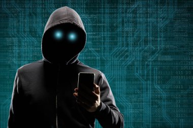 Tehlikeli hacker ile ikili kod ile dijital arka plan üzerinde bir smartphone becerikli alet. Gizlenmiş karanlık yüz maskesi ve hood. Veri hırsız, internet saldırı, darknet dolandırıcılık, sanal gerçeklik ve siber güvenlik