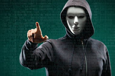 Dijital arka plan üzerinde anonim bilgisayar korsanı. Gizlenmiş karanlık yüz maskesi ve hood. Veri hırsız, internet saldırı, darknet dolandırıcılık, tehlikeli bir virüs ve siber güvenlik kavramı.