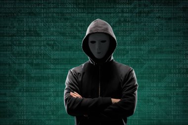 İkili kod ile dijital arka plan üzerinde tehlikeli hacker. Gizlenmiş karanlık yüz maskesi ve hood. Veri hırsız, internet saldırı, darknet dolandırıcılık, sanal gerçeklik ve siber güvenlik kavramı.