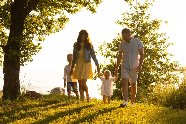 Feliz Família Amorosa Andando Livre Luz Pôr Sol Pai Mãe — Fotografia de Stock