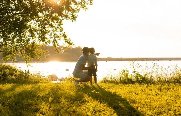 Pai Filho Feliz Família Amorosa Andando Livre Luz Pôr Sol — Fotografia de Stock