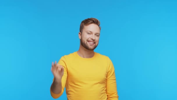 Výrazný Šťastný Mladý Muž Přes Živé Pozadí Studio Portrét Usmívajícího — Stock video