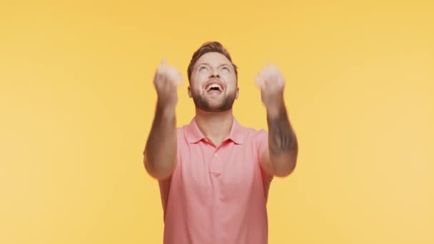Výrazný Šťastný Mladý Muž Přes Živé Pozadí Studio Portrét Šťastného — Stock video