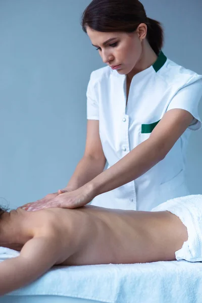 Uma Jovem Spa Terapia Cura Tradicional Tratamentos Massagem Saúde Cuidados — Fotografia de Stock