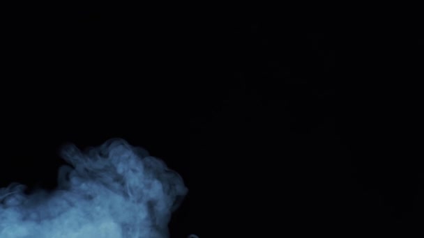 黒の背景に煙の質感 夜の神秘的な蒸気 — ストック動画