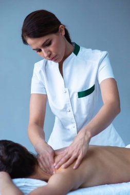 Genç kadın Spa. Geleneksel tedavi şifa ve tedaviler masaj. Sağlık, Cilt Bakımı, Masaj, osteopati ve Rekreasyon kavramı.