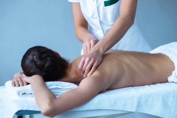 Jonge Vrouw Spa Traditionele Genezing Van Therapie Massage Behandelingen Gezondheid — Stockfoto