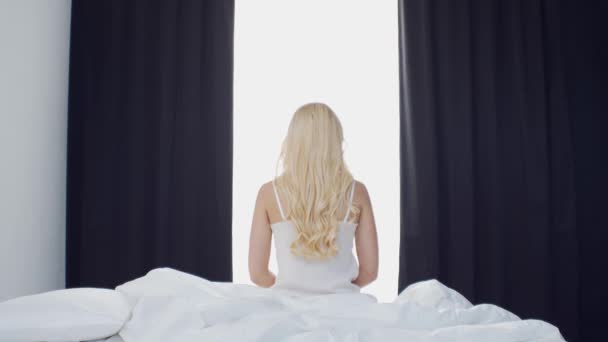 Ung Kvinna Sängen Vacker Blond Flicka Vaknar Morgon Sovrummet Dagsljus — Stockvideo