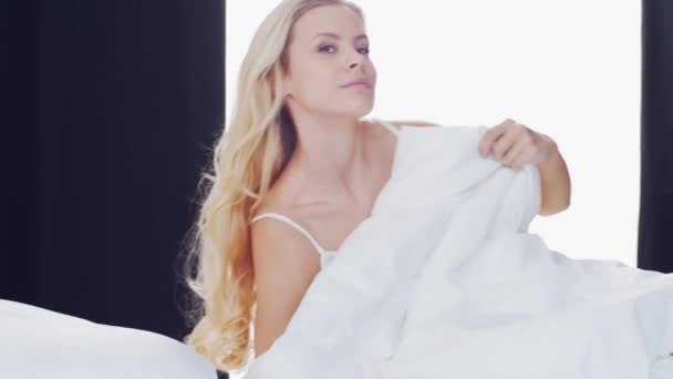Junge Frau Bett Schöne Blonde Mädchen Wacht Auf Morgen Schlafzimmer — Stockvideo